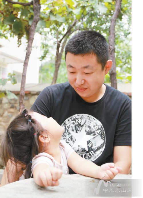 于川正在陪女儿玩耍。 记者 蒋亮亮 摄