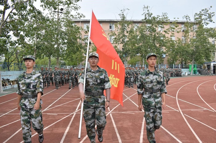 河南财经政法大学军训图片